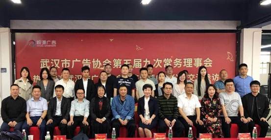 图片包含 人, 室内, 照片, 对着描述已自动生成