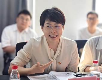 男人和女人坐在桌子边中度可信度描述已自动生成