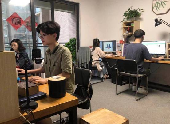 图片包含 室内, 桌子, 人, 椅子描述已自动生成