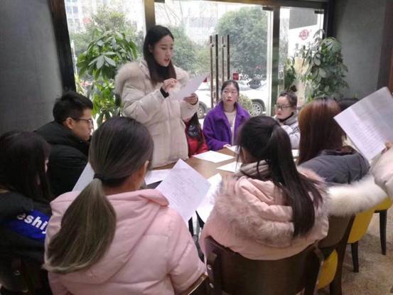 图片包含 人, 一群, 窗户, 人们描述已自动生成