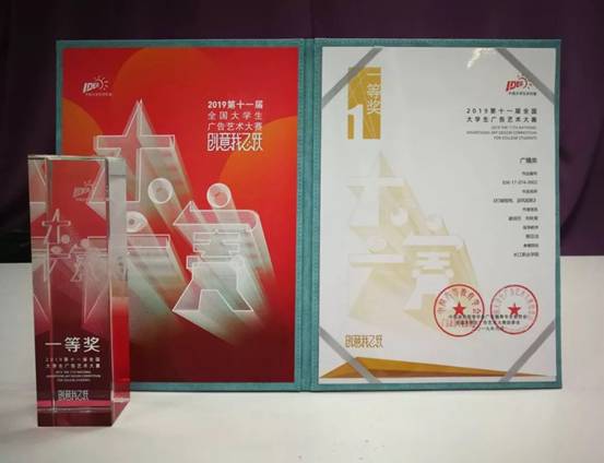 桌子上放了不同类型的海报描述已自动生成
