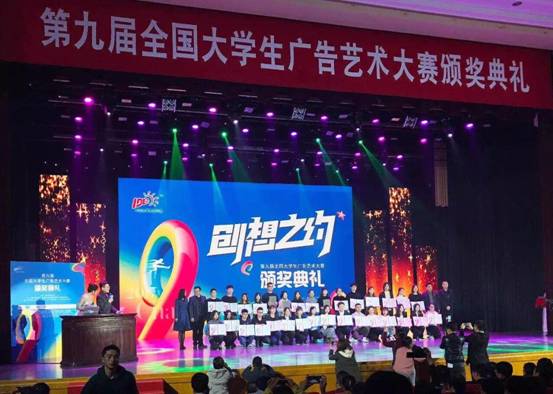 图片包含 建筑, 标志, 夜晚, 人们描述已自动生成