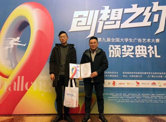 图片包含 标志, 男人, 对着, 站描述已自动生成