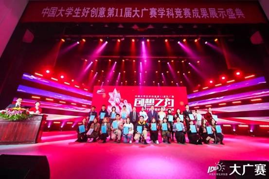 舞台上有人在表演描述已自动生成