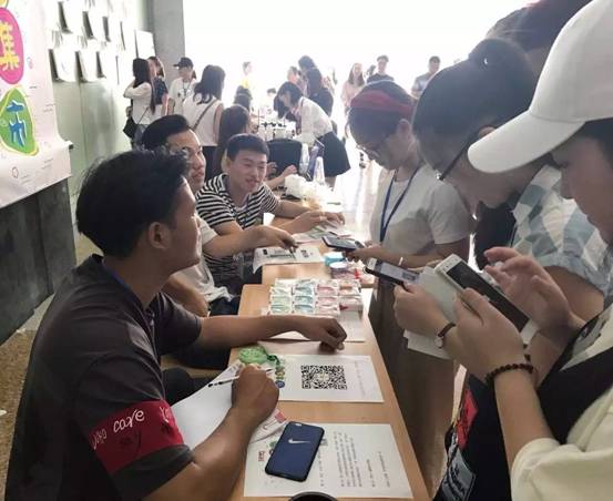 图片包含 人, 室内, 人们, 桌子描述已自动生成
