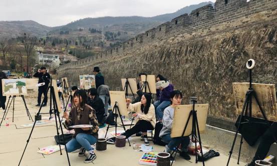 图片包含 山, 户外, 人们, 走描述已自动生成