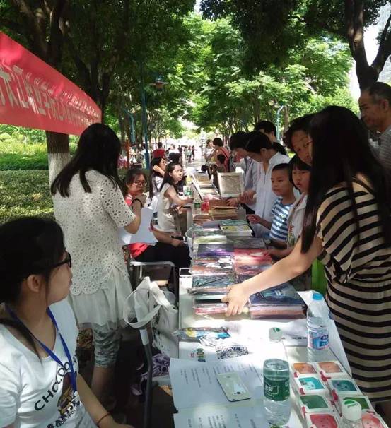图片包含 人, 户外, 桌子, 女人描述已自动生成